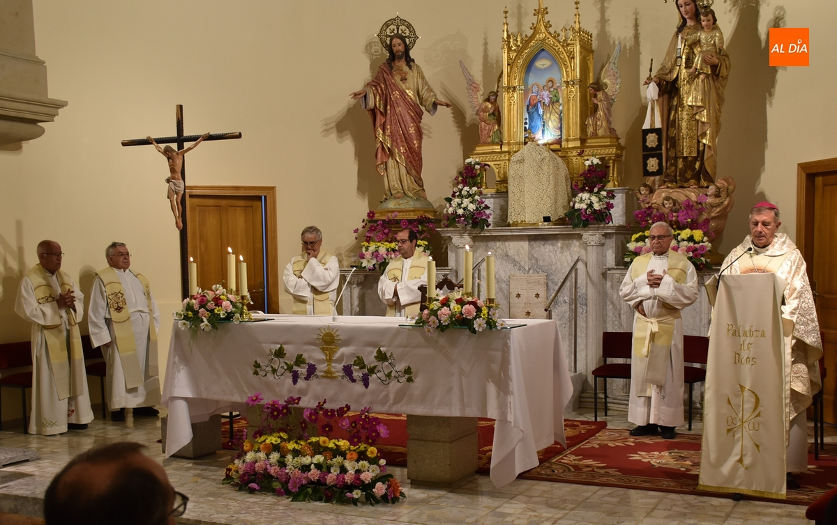 Lleno en las Carmelitas con el Obispo al frente en el día grande en honor a Santa Teresa