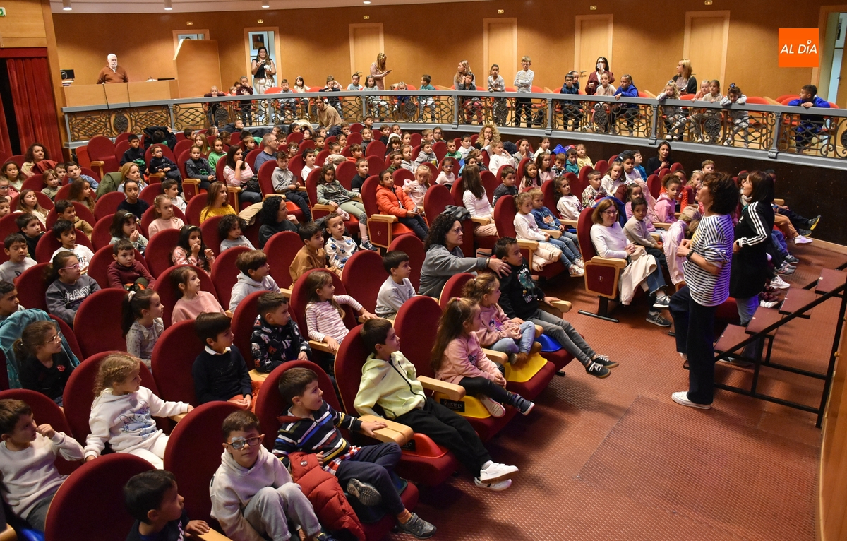 Escolares de Primaria inician la semana descubriendo la historia de ‘El gato con botas de agua’