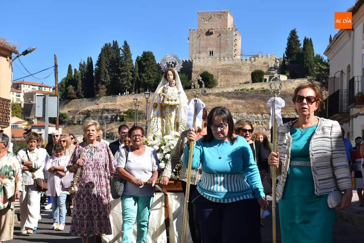 La Reina del Arrabal del Puente recorre sus calles bajo un sol radiante