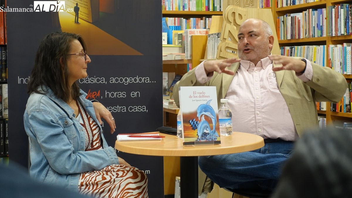 El escritor José Ignacio García presenta en Salamanca su novela El vuelo de los delfines