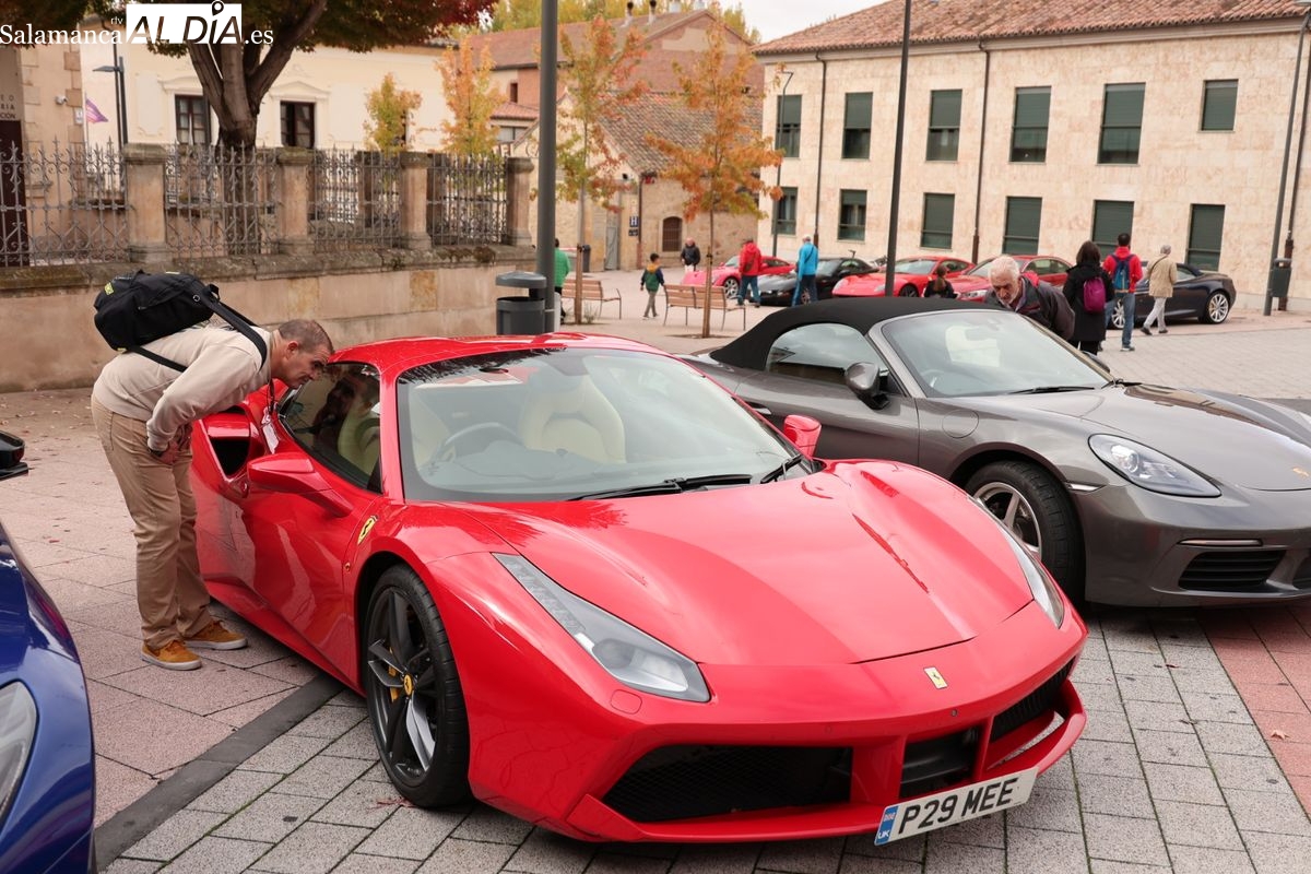 FOTOS | Una flota de Ferrari y Aston Martin sorprende a los salmantinos a las puertas del Museo de Automoción