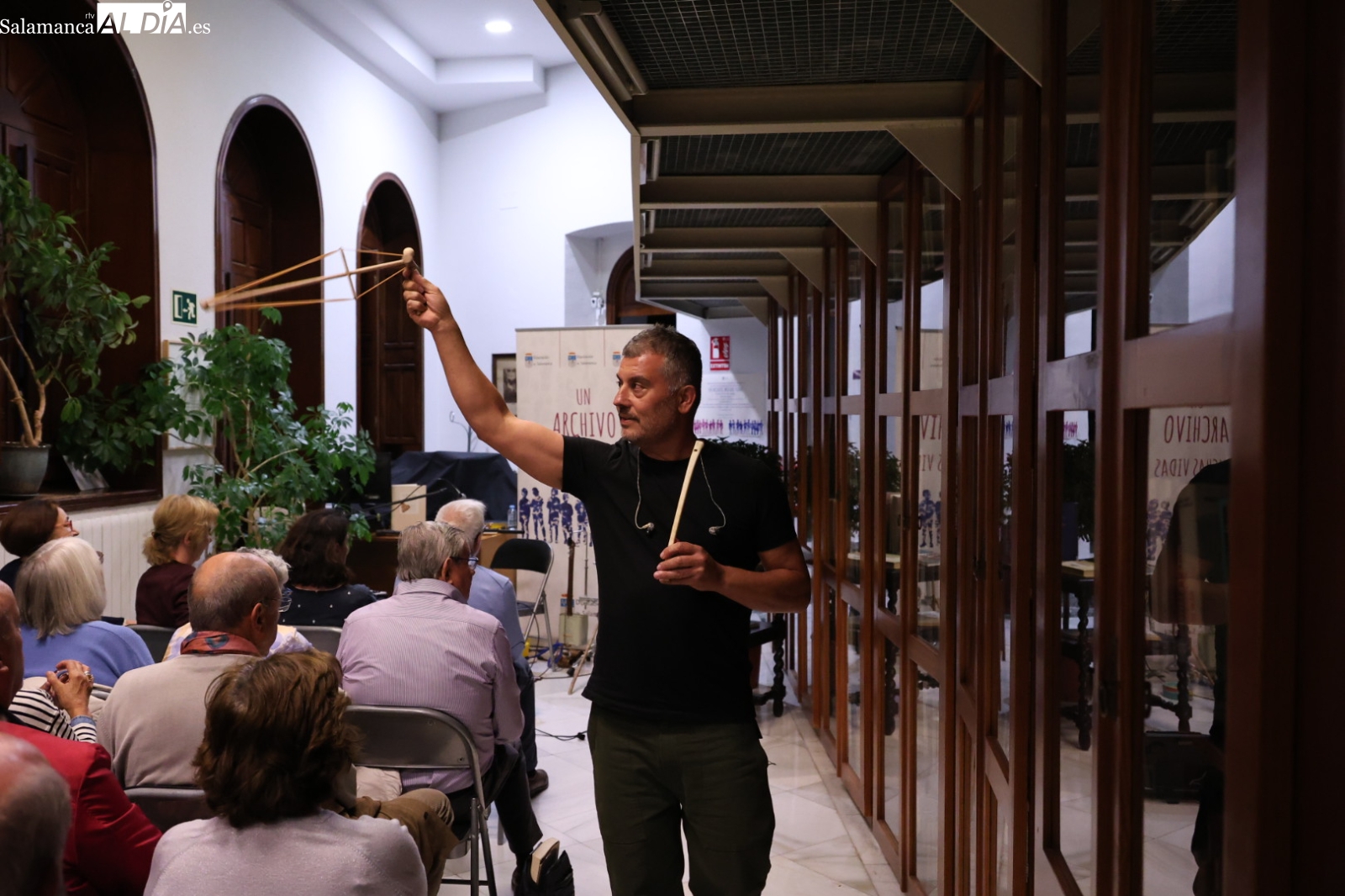 VÍDEO y FOTOS | Los sonidos ancestrales de Javier Montes toman La Salina por el Día de las Bibliotecas