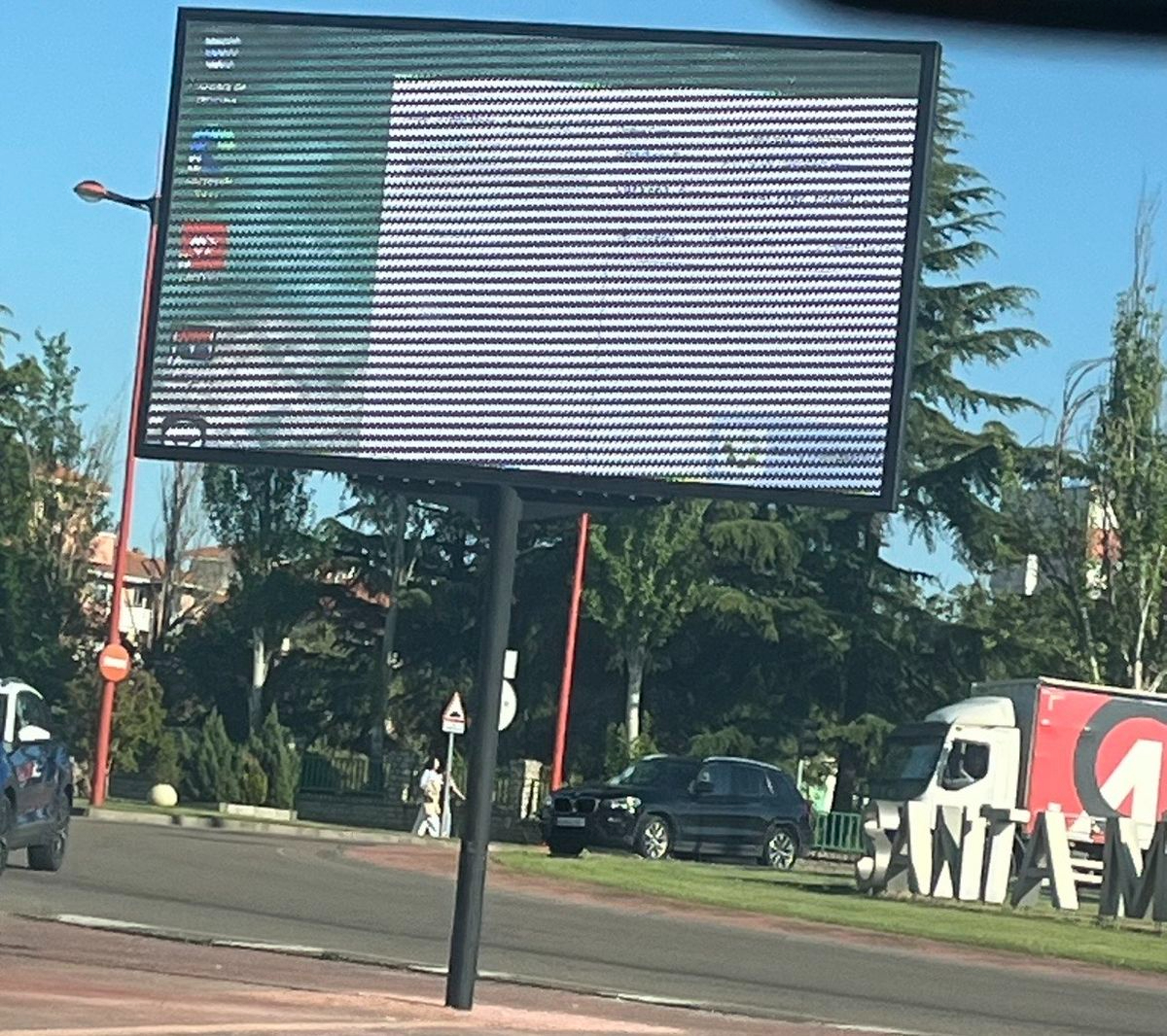 Alertan del riesgo de accidentes por una gran pantalla LED en la Avenida de la Serna