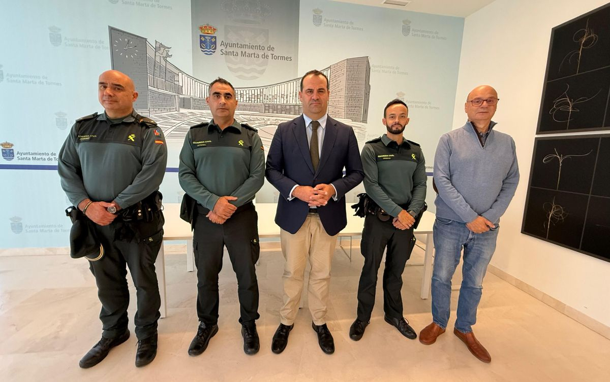Mandos de la Guardia Civil visitan el Ayuntamiento de Santa Marta