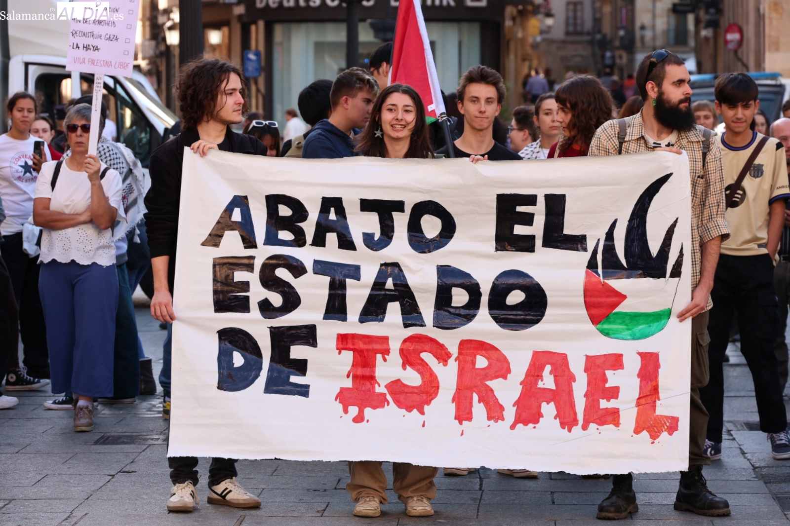 VÍDEO y FOTOS | Un centenar de estudiantes claman en Salamanca contra el acuerdo de paz farsa en Palestina