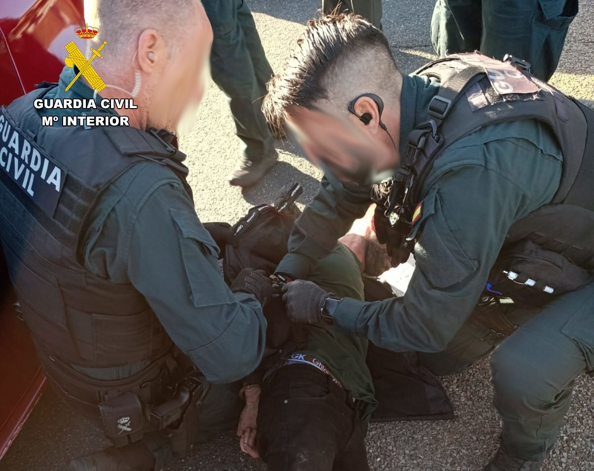 FOTOS | Una persecución por la A-66 y A-62 acaba con dos detenidos en Salamanca por robo de un coche y un arma