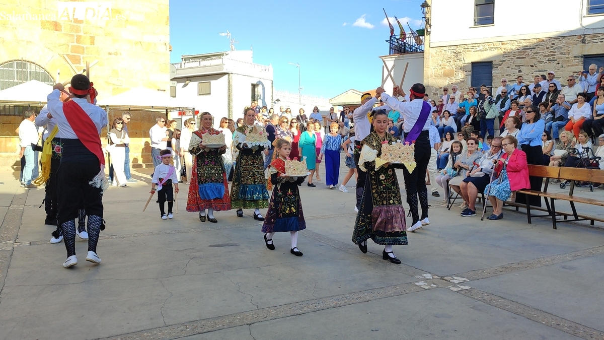 Saucelle vibra con la tradición del Ofertorio en una tarde de paleos, devoción y roscas de piñonate