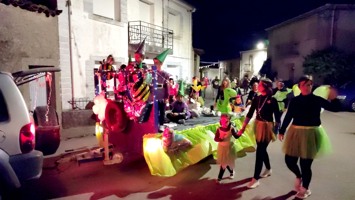 El ingenio y el humor desbordan las calles de Valderrodrigo en su gran desfile de carrozas y peñas