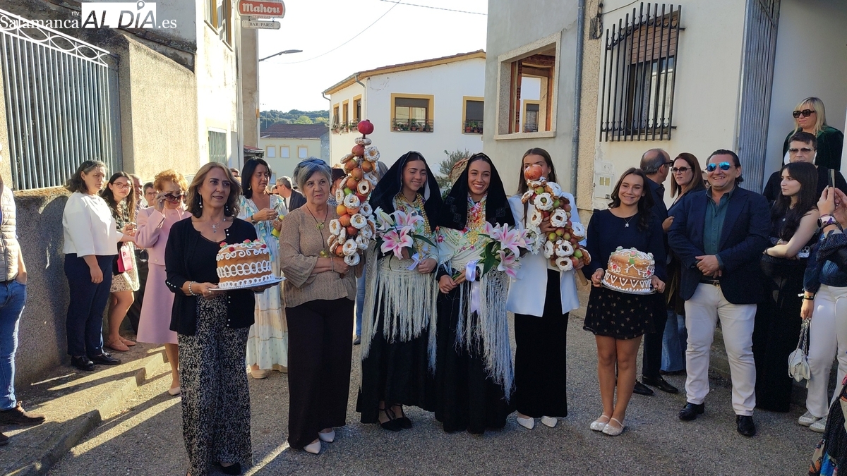 Lucía Martín y Victoria Bravo, madrinas de la tradición en Bogajo en honor al Niño Jesús
