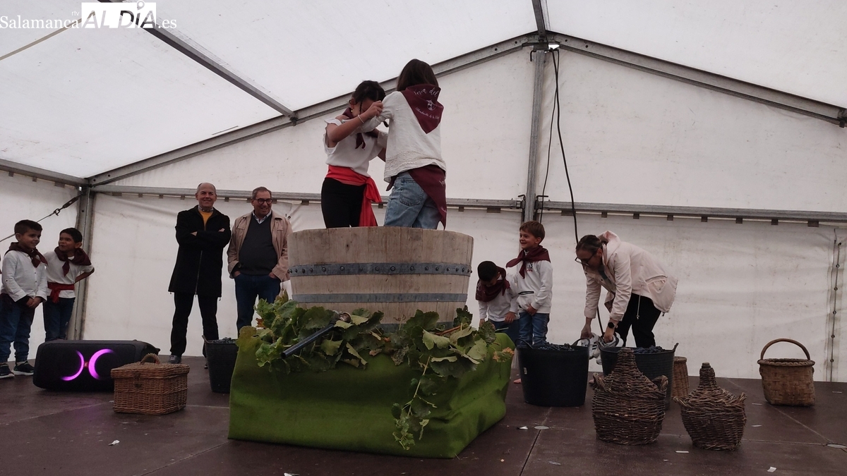 Con la pisada de uva a cargo de los más pequeños, arranca la III Feria del Vino de Aldeadávila