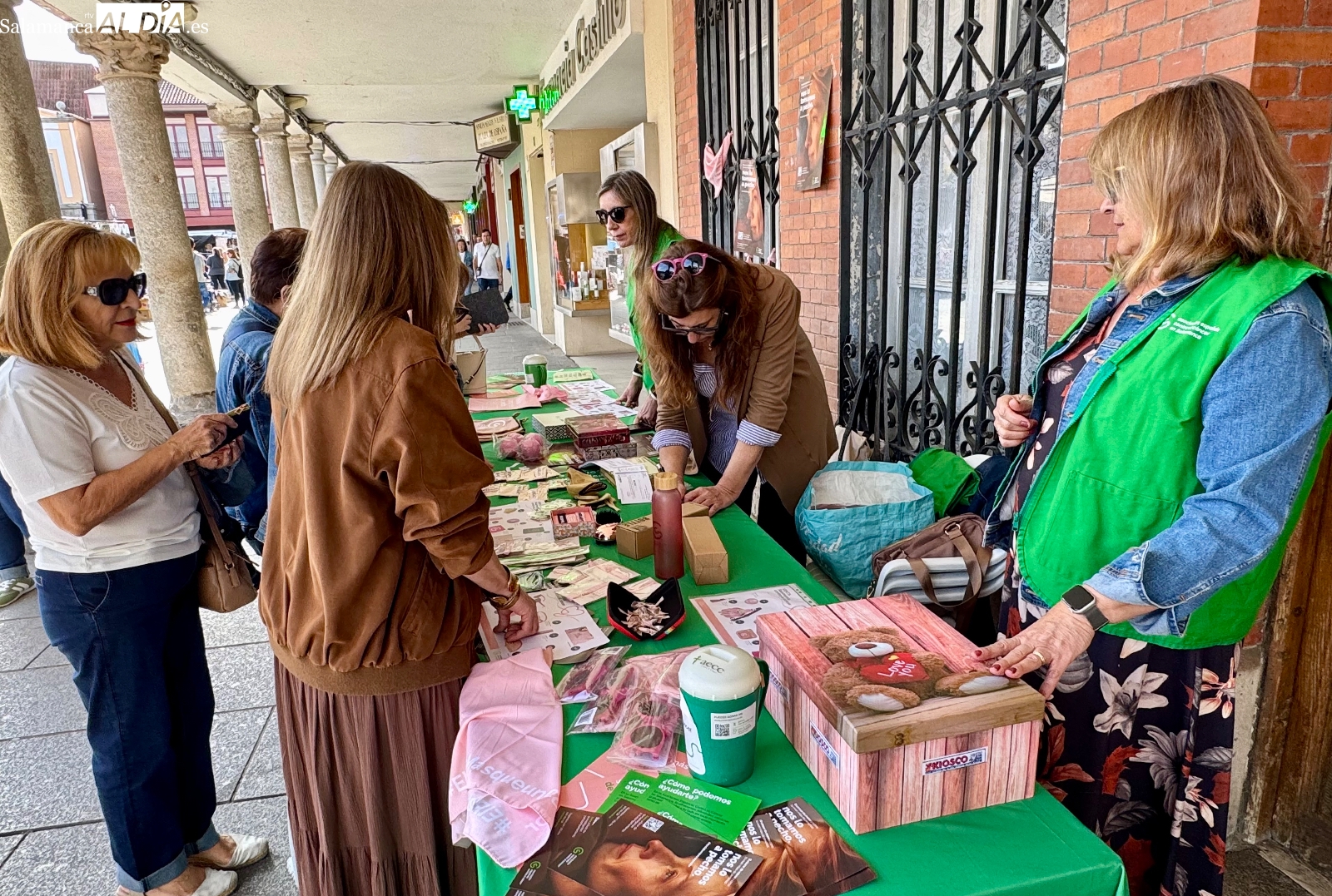  El cáncer de mama centra la actividad de una nueva mesa informativa de la AECC en la Plaza de España