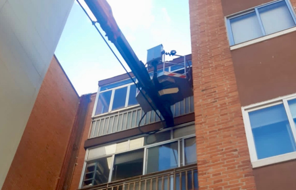 Voluntarios del parque de bomberos intervienen en una vivienda tras no responder una persona mayor