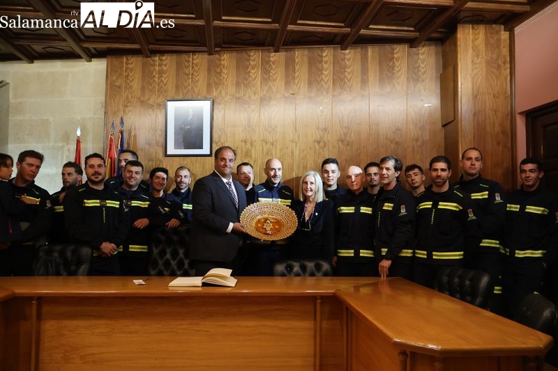 Los Bomberos de la Diputación, ángeles de la guardia de Alba de Tormes en un emotivo pregón de Fiestas