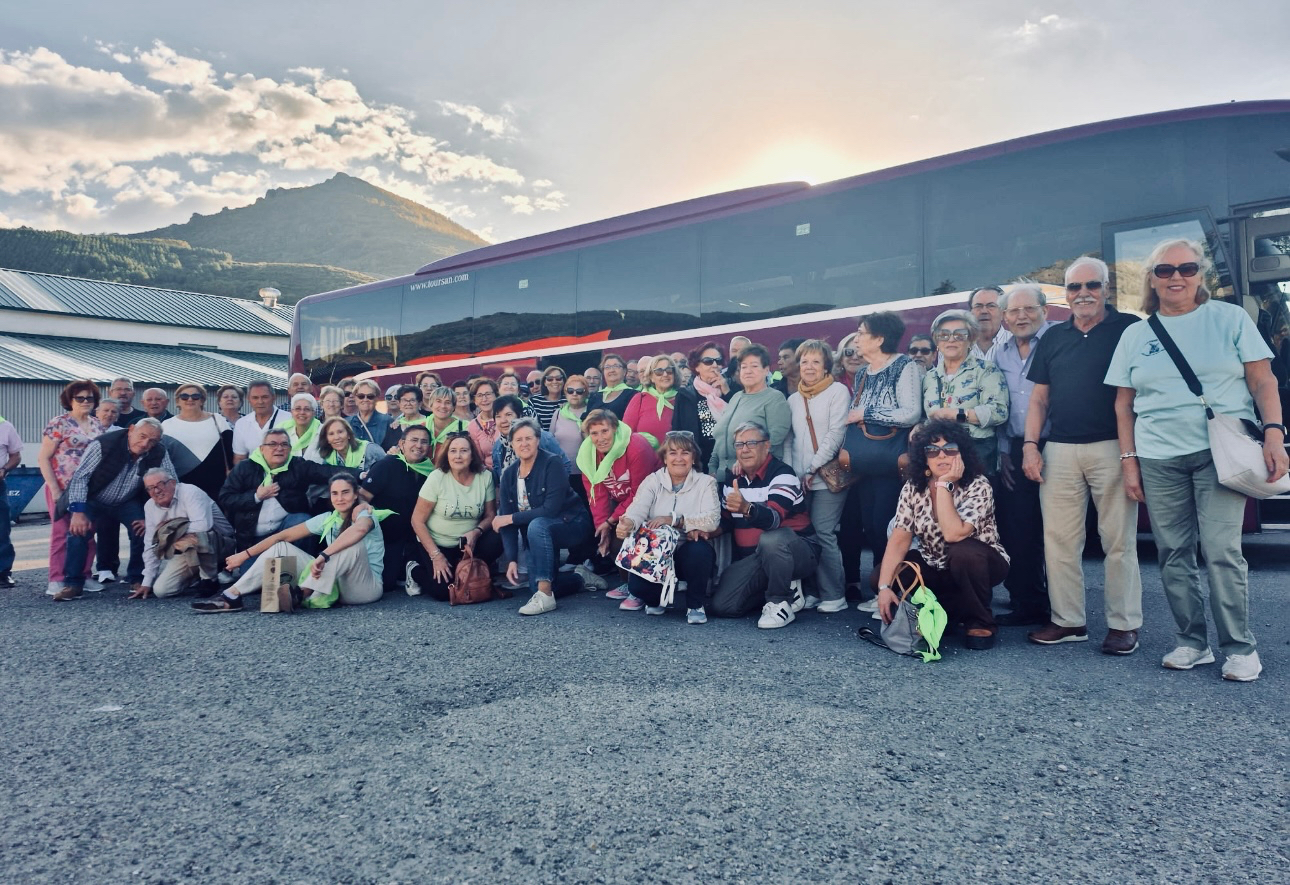 Un centenar de personas conocen y disfrutan de León en una nueva excursión de la asociación de mayores San Miguel