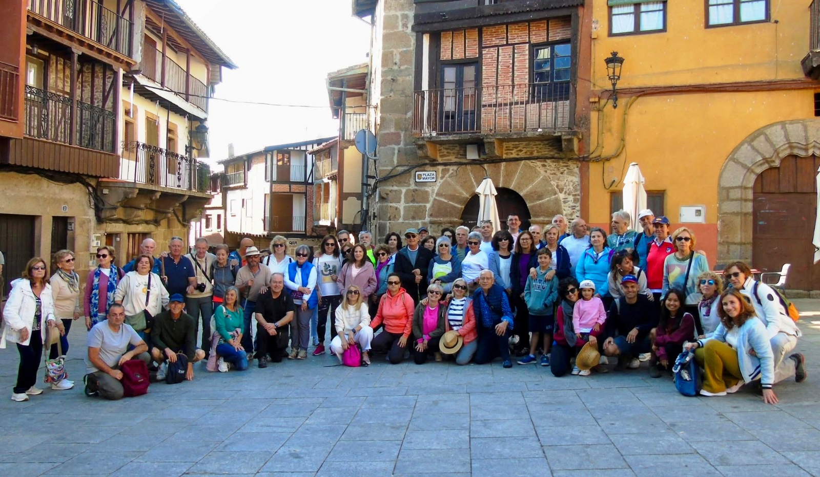 Decenas de personas se dan un paseo por la Toscana salmantina participando en la Ruta de los Tres Ríos organizada por Me Permito