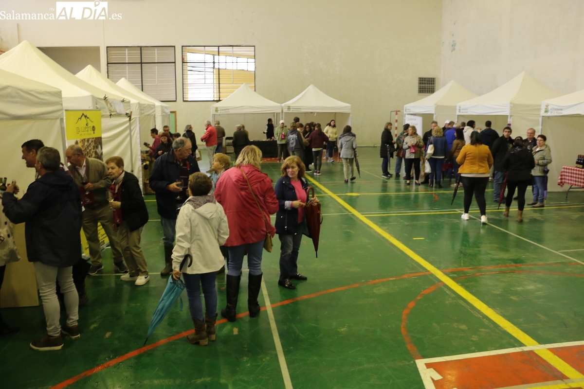 La lluvia traslada la Feria del Vino de Aldeadávila al polideportivo con una buena afluencia y los mejores caldos de Arribes