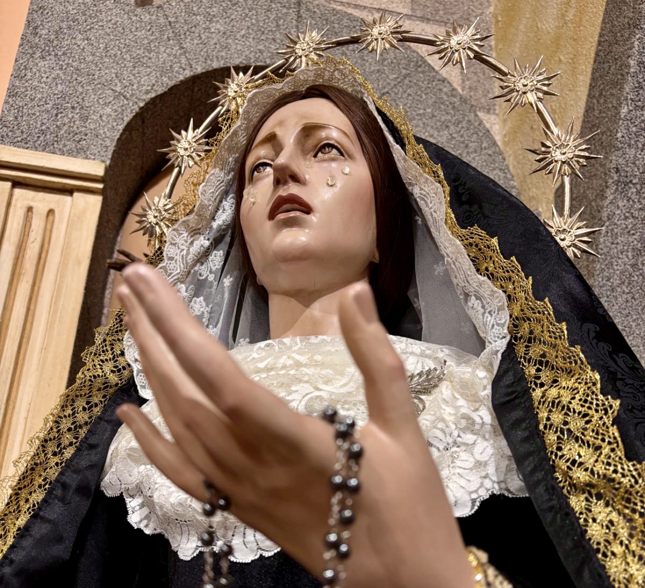 Nuestra Señora de las Lágrimas se viste de luto para abrazar el silencio de noviembre