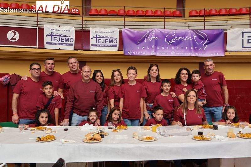 Más de 400 personas disfrutan de la tradicional comida de peñas en la Plaza de Toros de Alba de Tormes