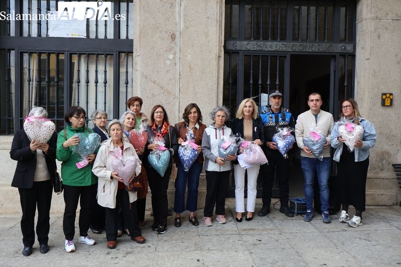 Alba de Tormes se une al Día del Cáncer de Mama con la lectura de un emotivo manifiesto en la Plaza Mayor