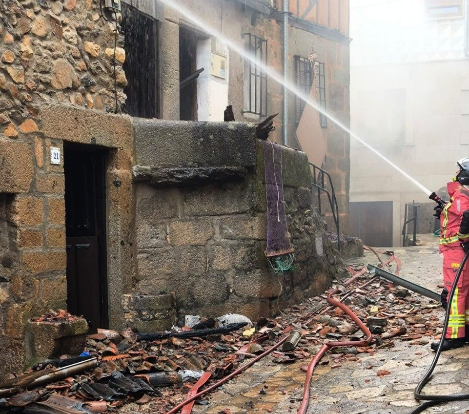 Un incendio calcina cuatro viviendas en Villanueva del Conde