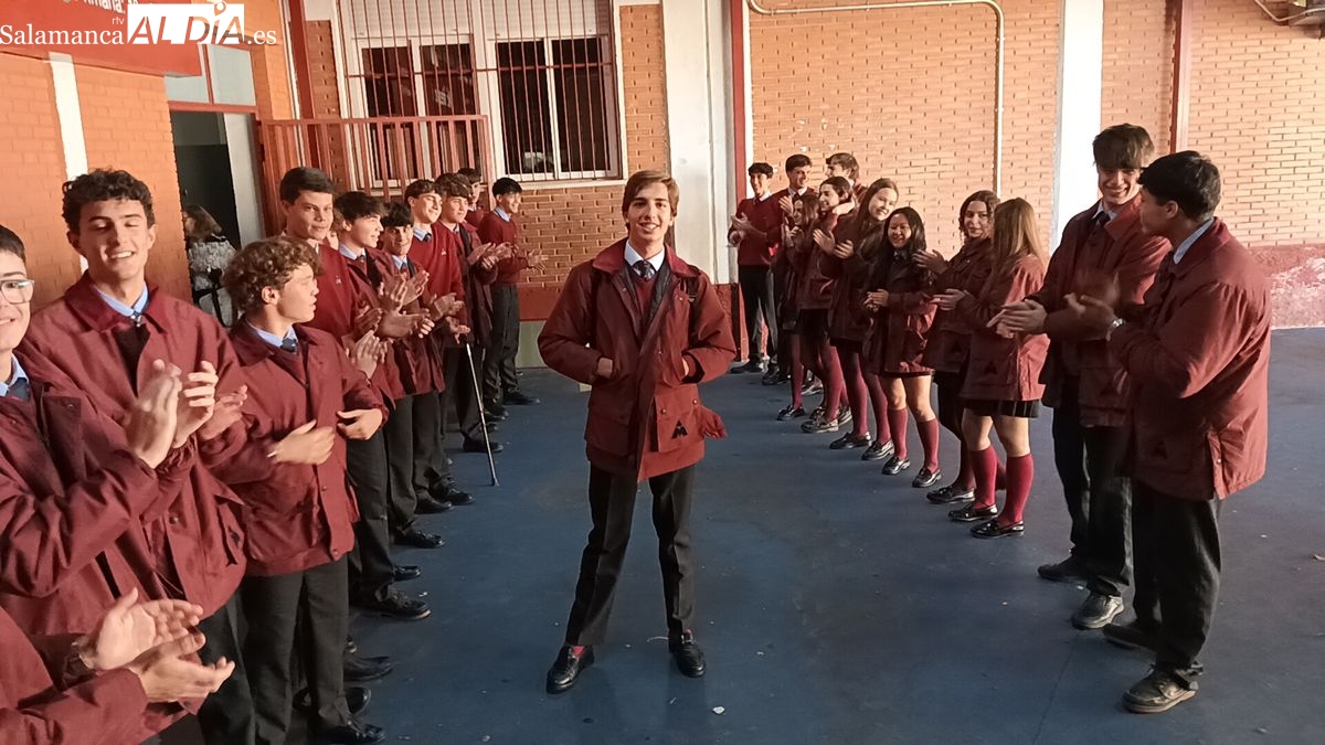 VÍDEO y FOTOS | Abrazos y emoción en el regreso de Julio Norte a clase tras un mes en el lecho del dolor