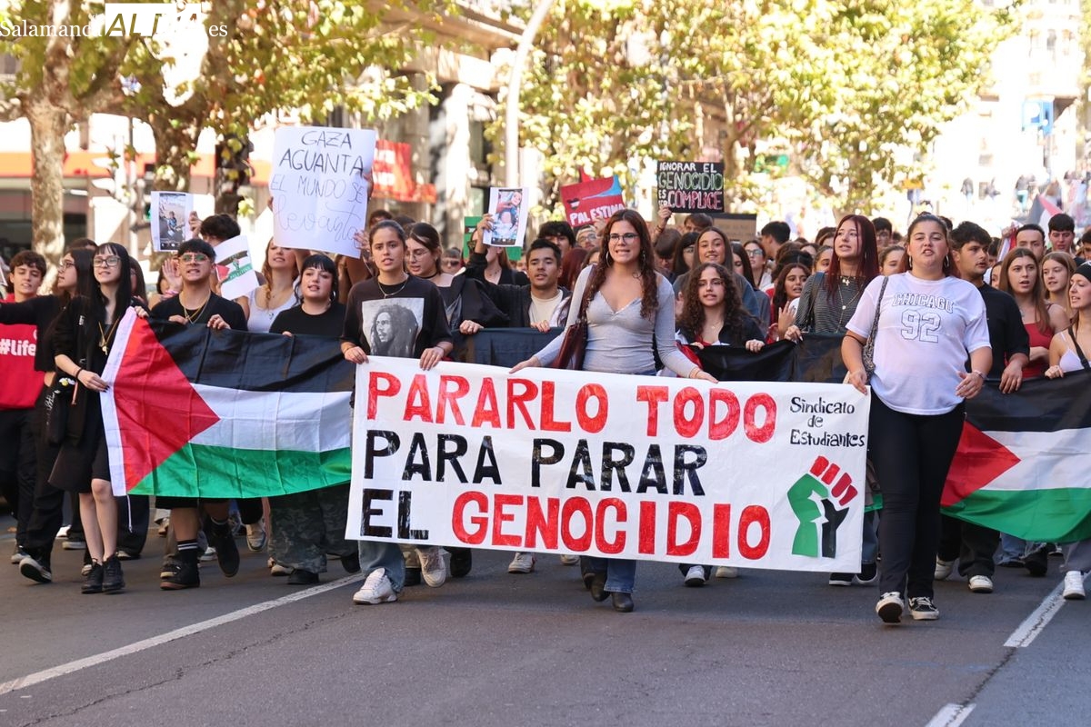 VÍDEO y FOTOS | ¡No es una guerra, es un genocidio!. Protesta estudiantil en Salamanca por la situación del pueblo palestino 