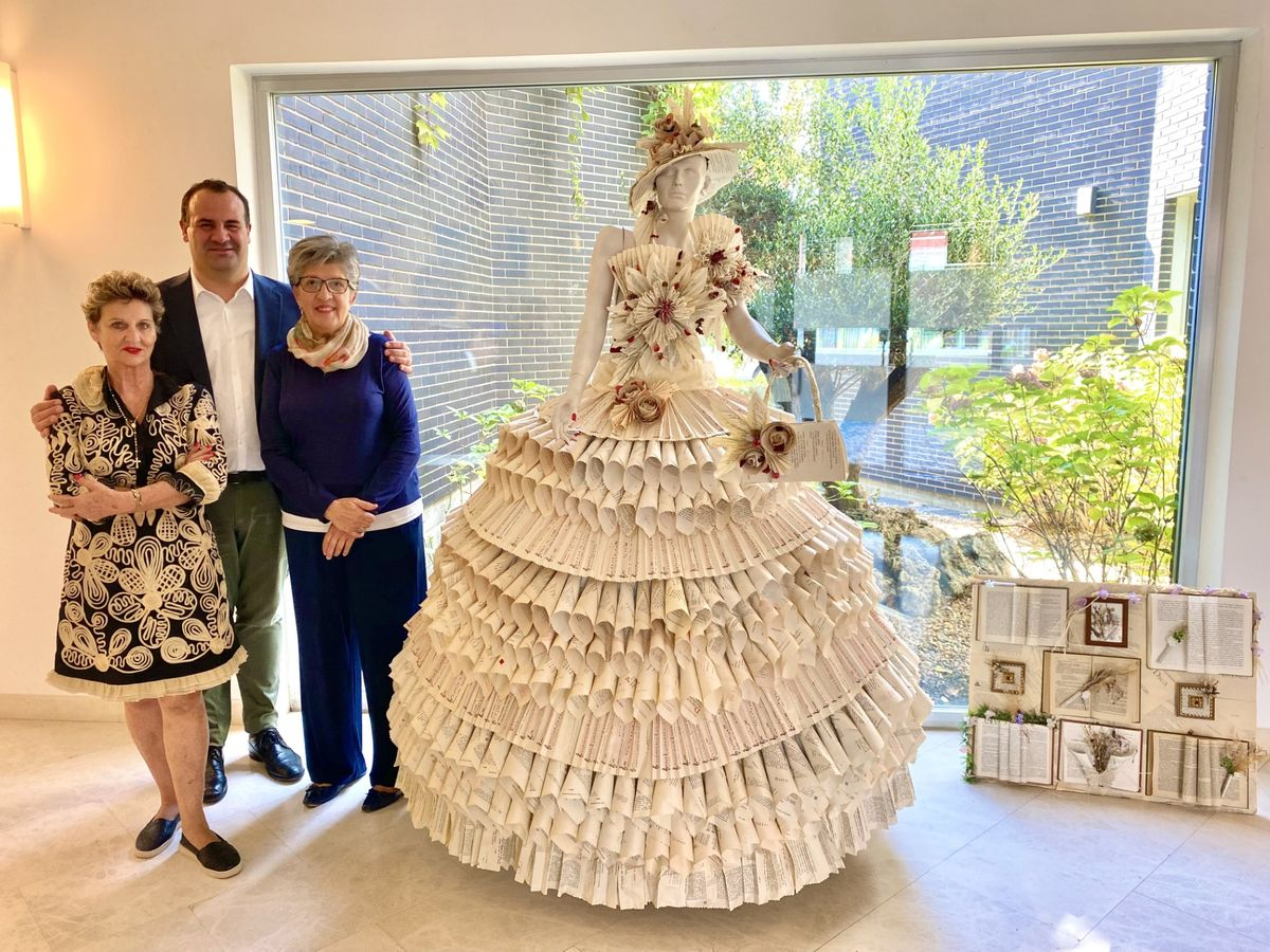 El arte hecho vestido: Santa Marta exhibe una pieza única creada con 850 cucuruchos de papel de libros litúrgicos antiguos