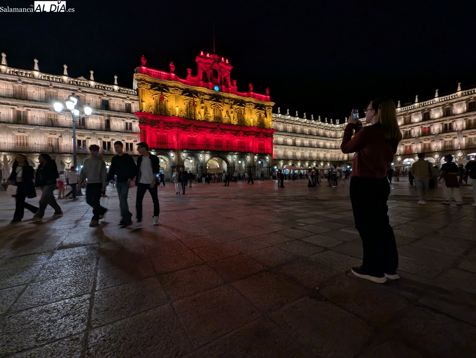 VÍDEO y FOTOS | La bandera de España en la Plaza Mayor: la foto más buscada del 12 de octubre en Salamanca
