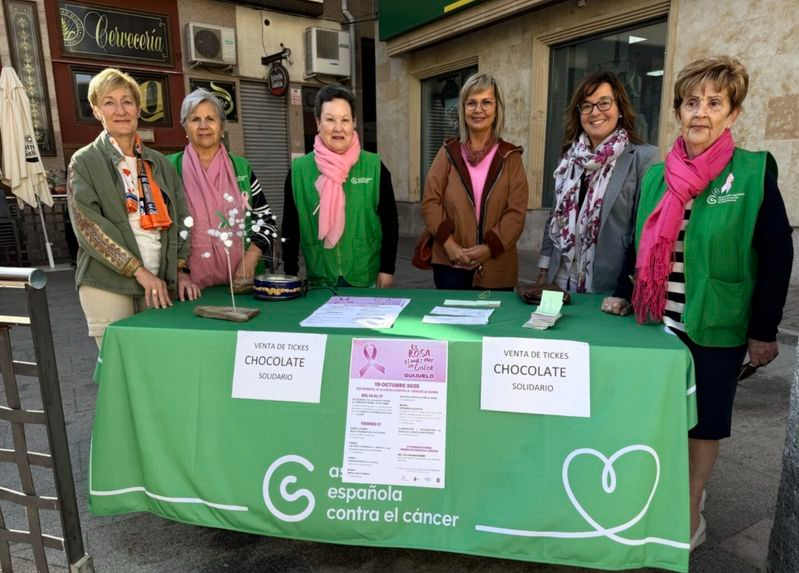 Guijuelo se tiñe de rosa para luchar contra el cáncer de mama