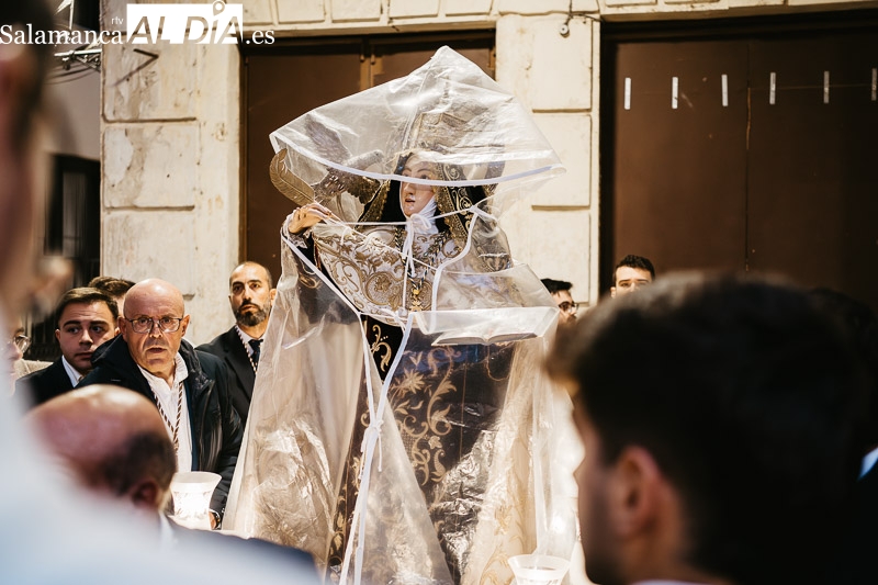 La lluvia obliga a proteger la imagen de Santa Teresa en su regreso a la clausura