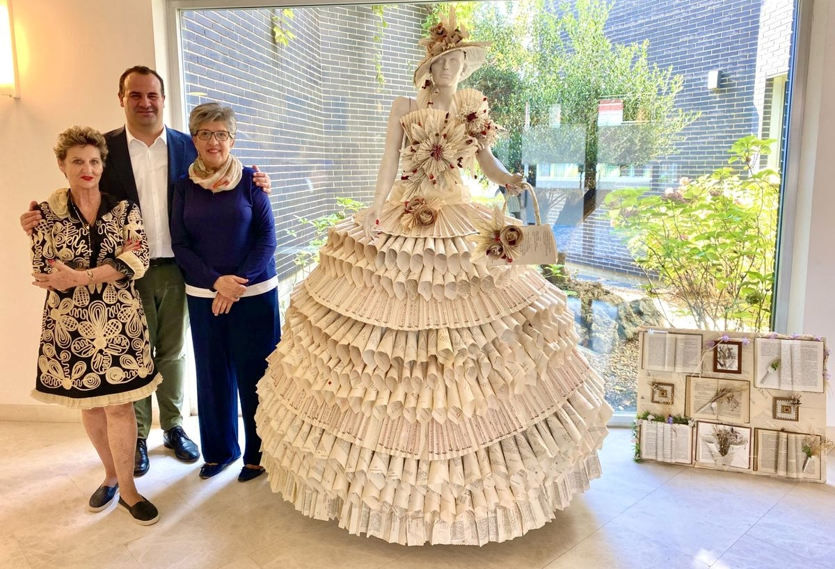 Las Damajuanas exponen en Santa Marta su singular vestido de cucuruchos de papel