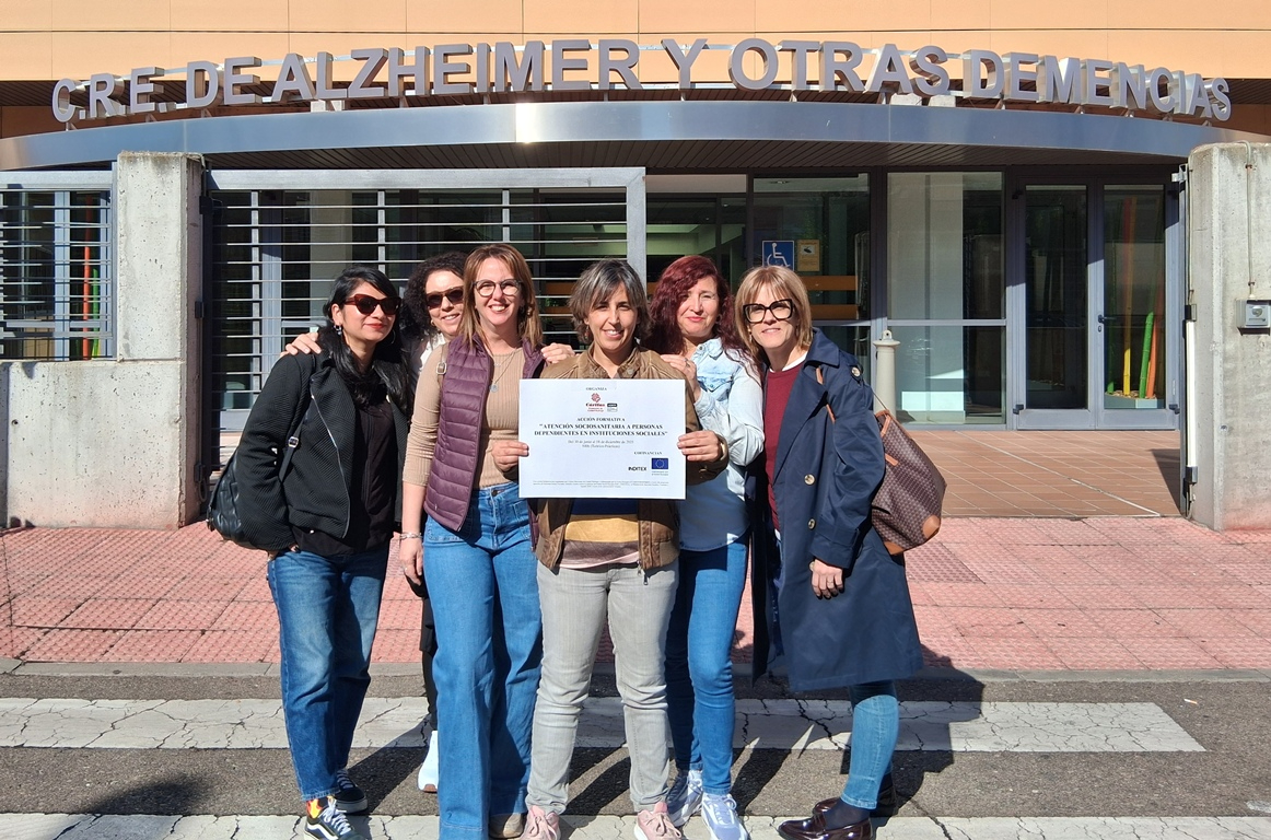 Los alumnos de la acción de atención sociosanitaria de Cáritas visitan el CRE Alzheimer de Salamanca