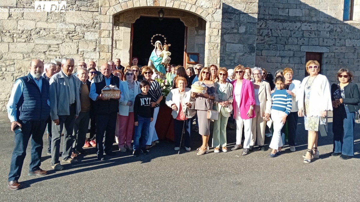 Las mujeres de Cipérez vuelven a imponerse en la tradicional subasta de la Virgen del Rosario