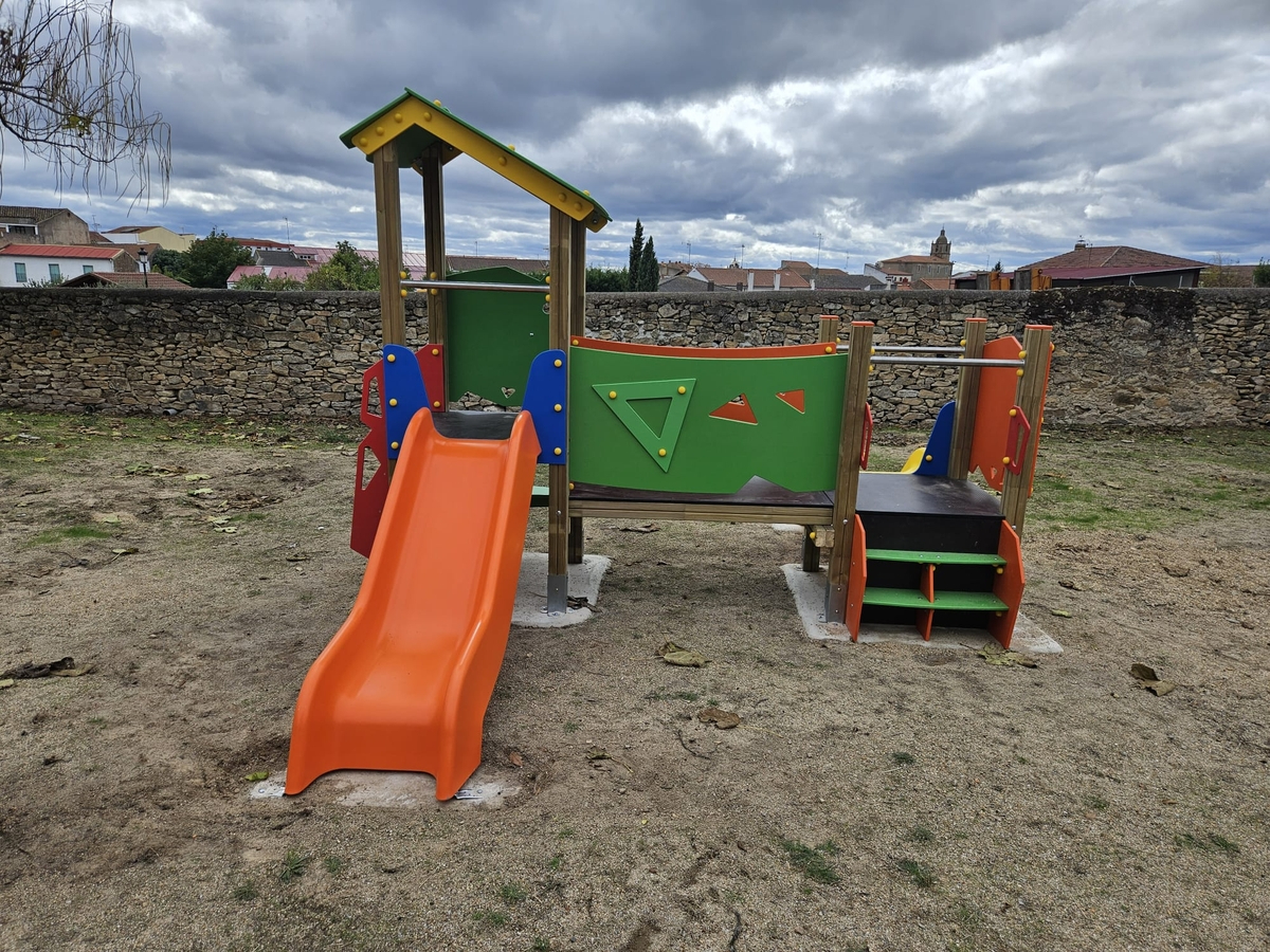 Los más pequeños de Lumbrales estrenan un nuevo parque en el patio del colegio