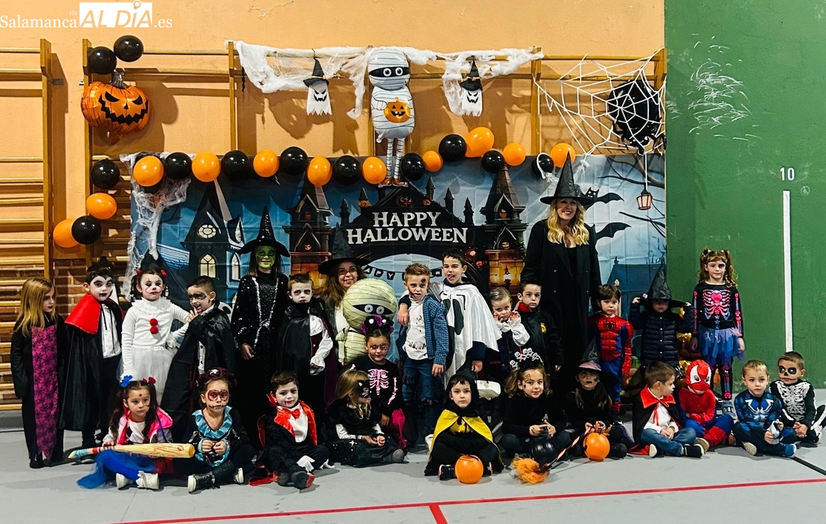 Pequeños monstruos, doncellas, vampiresas, y superhéroes invaden Lumbrales en una gran fiesta de Halloween