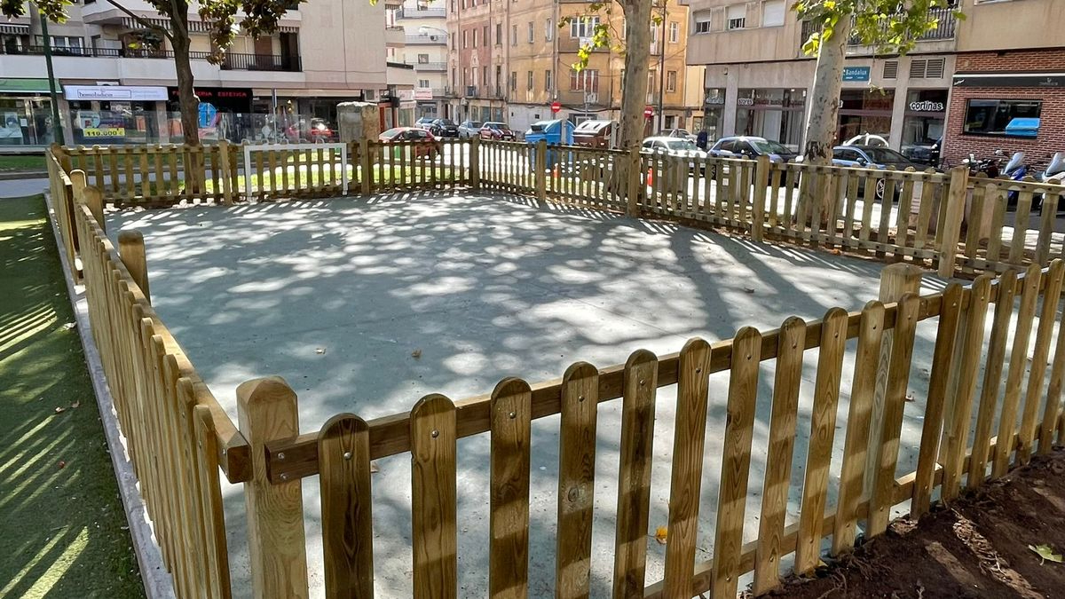El Ayuntamiento de Salamanca amplía la zona infantil de la plaza de El Charro con un minicampo de fútbol