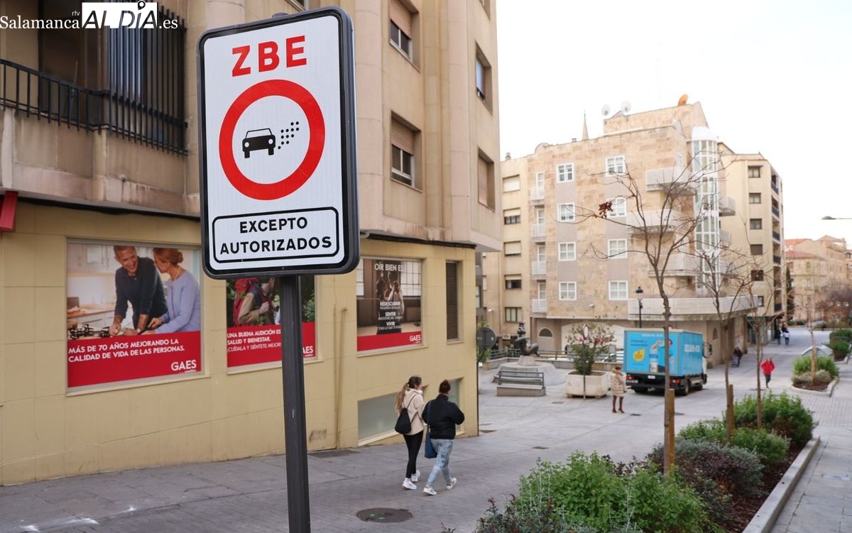 Comienzan las multas de 100 euros para conductores que accedan sin permiso a las zonas peatonales de Salamanca
