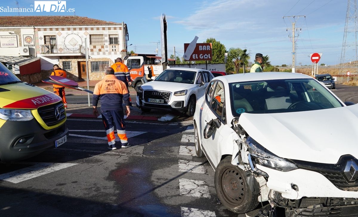 Un herido en una colisión entre dos coches en la rotonda del Helmántico