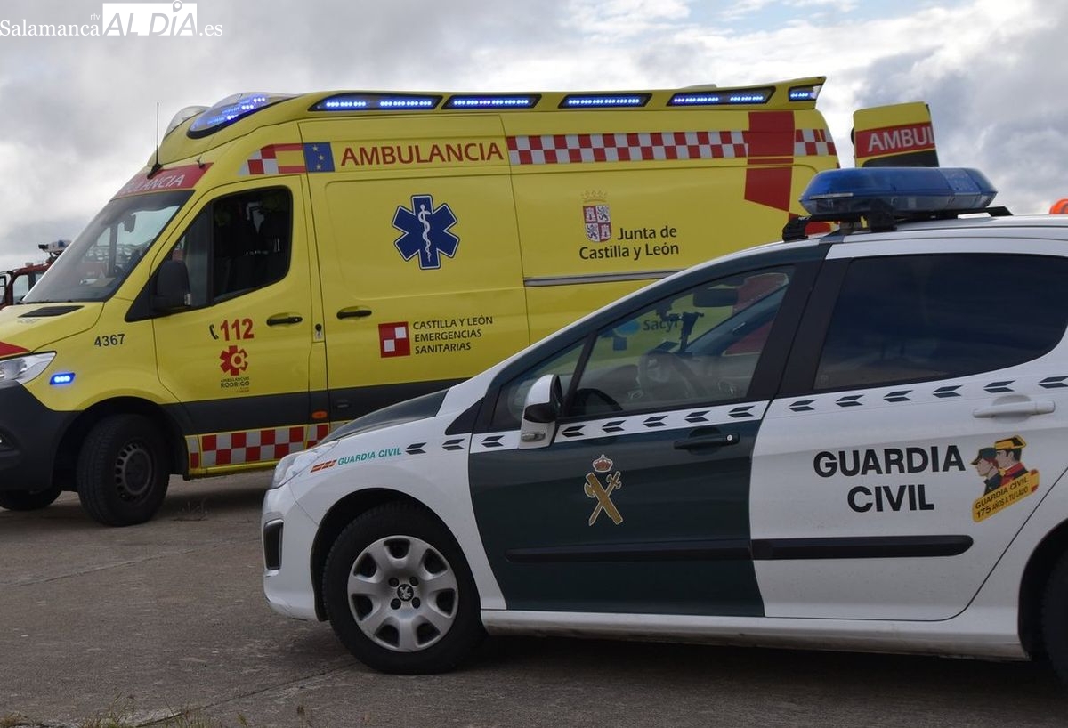 Impacta contra una farola tras salirse de la vía en la rotonda del Helmántico