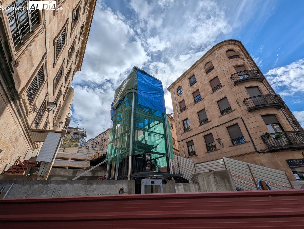 Instalada la cabina panorámica del ascensor de la Gran Vía