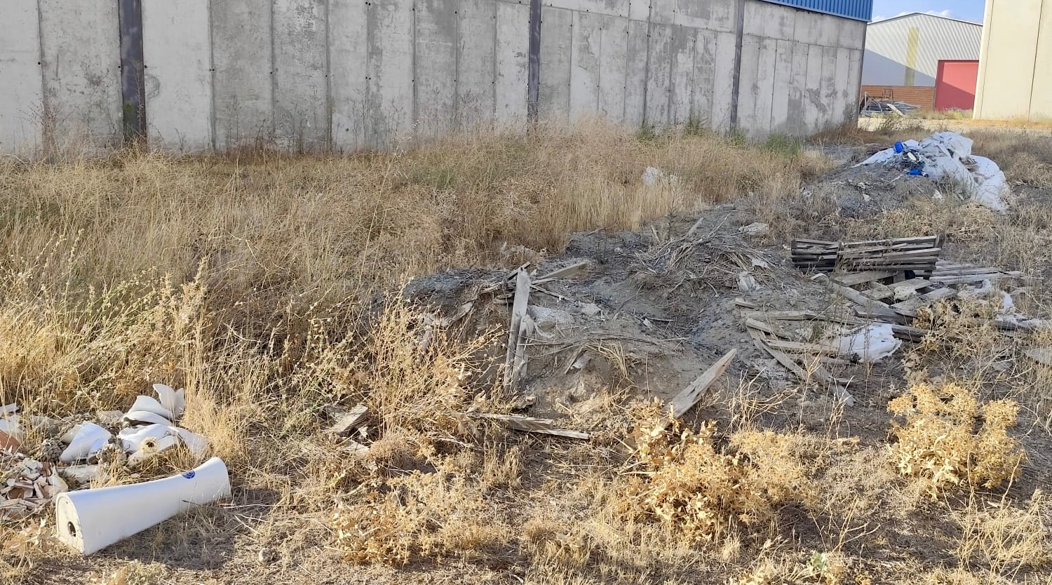 Peñaranda en Común denuncia la situación de abandono de las zonas verdes del polígono industrial El Inestal