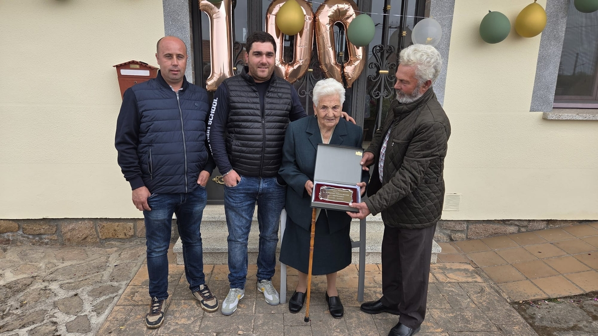 El Ayuntamiento de Valsalabroso entrega una placa a Florentina Vicente por su centenario