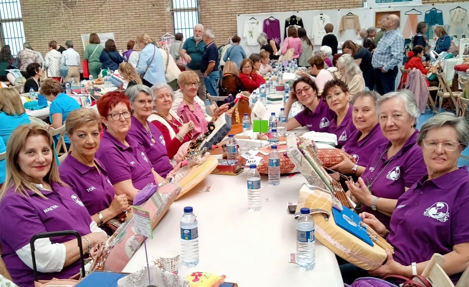 Las encajeras peñarandinas disfrutan y hacen disfrutar en el multitudinario Encuentro Bolillas en Valladolid con asistentes de toda España