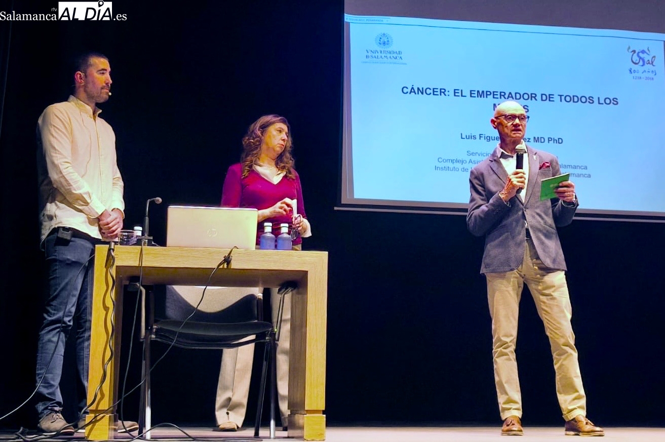 Numerosos vecinos participan en la conferencia Hablamos de cáncer impartida por el oncólogo Luis Figuero