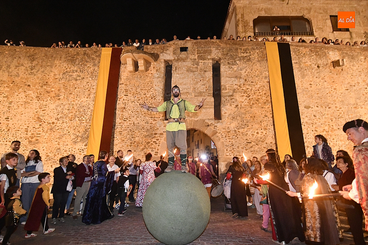 Ciudad Rodrigo recibe entre múltiples vivas a los Reyes en un concurridísimo desfile