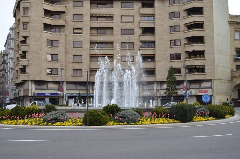 Salamanca ilumina de rosa la Puerta de Zamora por el Día Mundial del Cáncer de Mama
