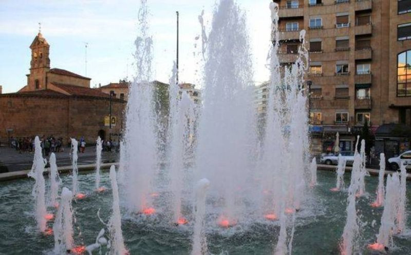 El motivo por el que la fuente de la Puerta de Zamora se ilumina este lunes de naranja y azul