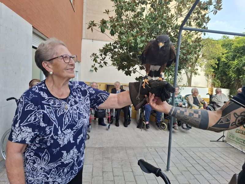 La terapia con animales exóticos despierta sonrisas y recuerdos en los mayores de Gerialba