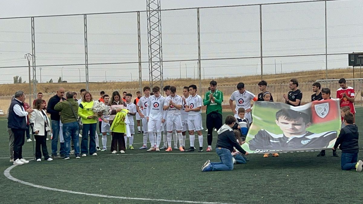 El CD Ribert rinde un emotivo homenaje a su exportero Iker Arrue, fallecido por un cáncer