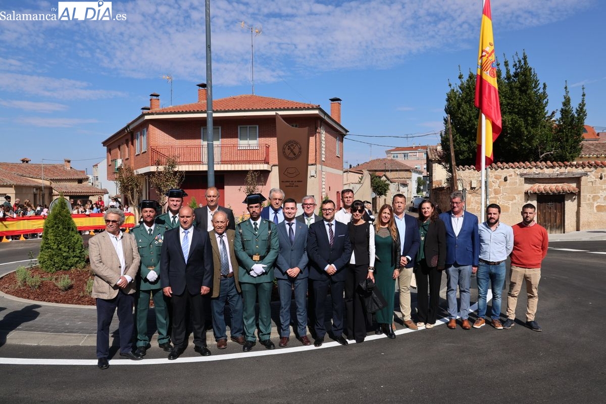 VÍDEO y FOTOS | Villares de la Reina inaugura una glorieta en honor a la Guardia Civil